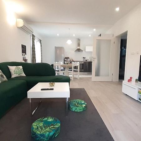 Apartment Ela โตรกีร์ ภายนอก รูปภาพ