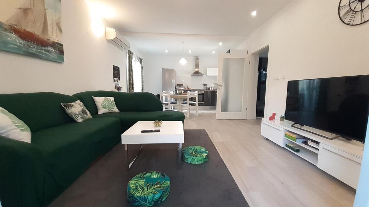 Apartment Ela โตรกีร์ ภายนอก รูปภาพ