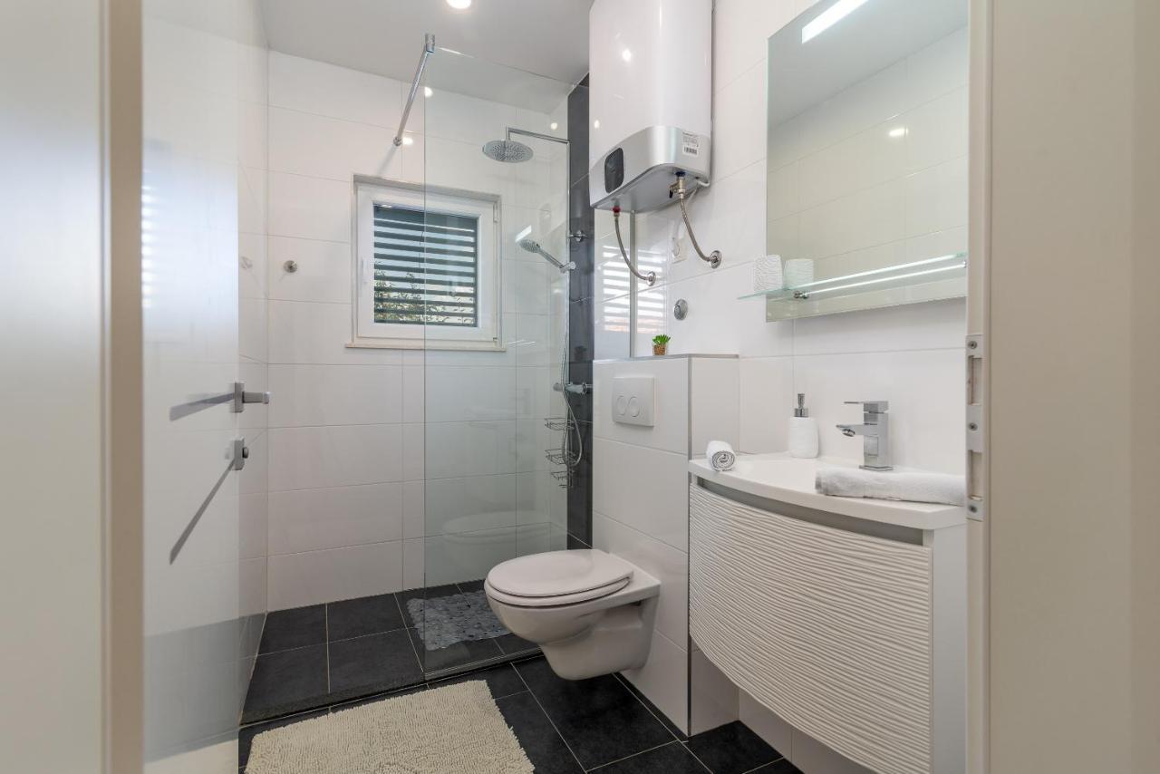 Apartment Ela โตรกีร์ ภายนอก รูปภาพ