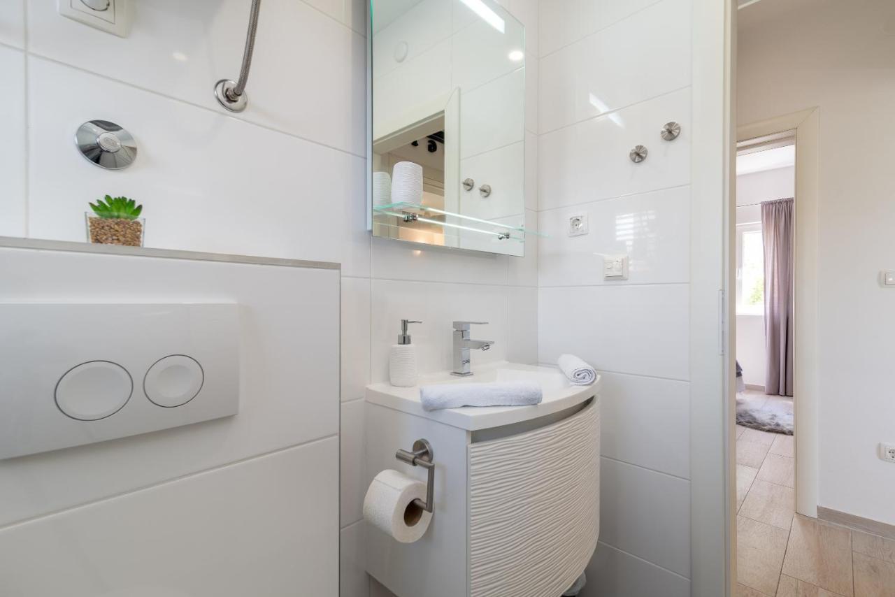 Apartment Ela โตรกีร์ ภายนอก รูปภาพ
