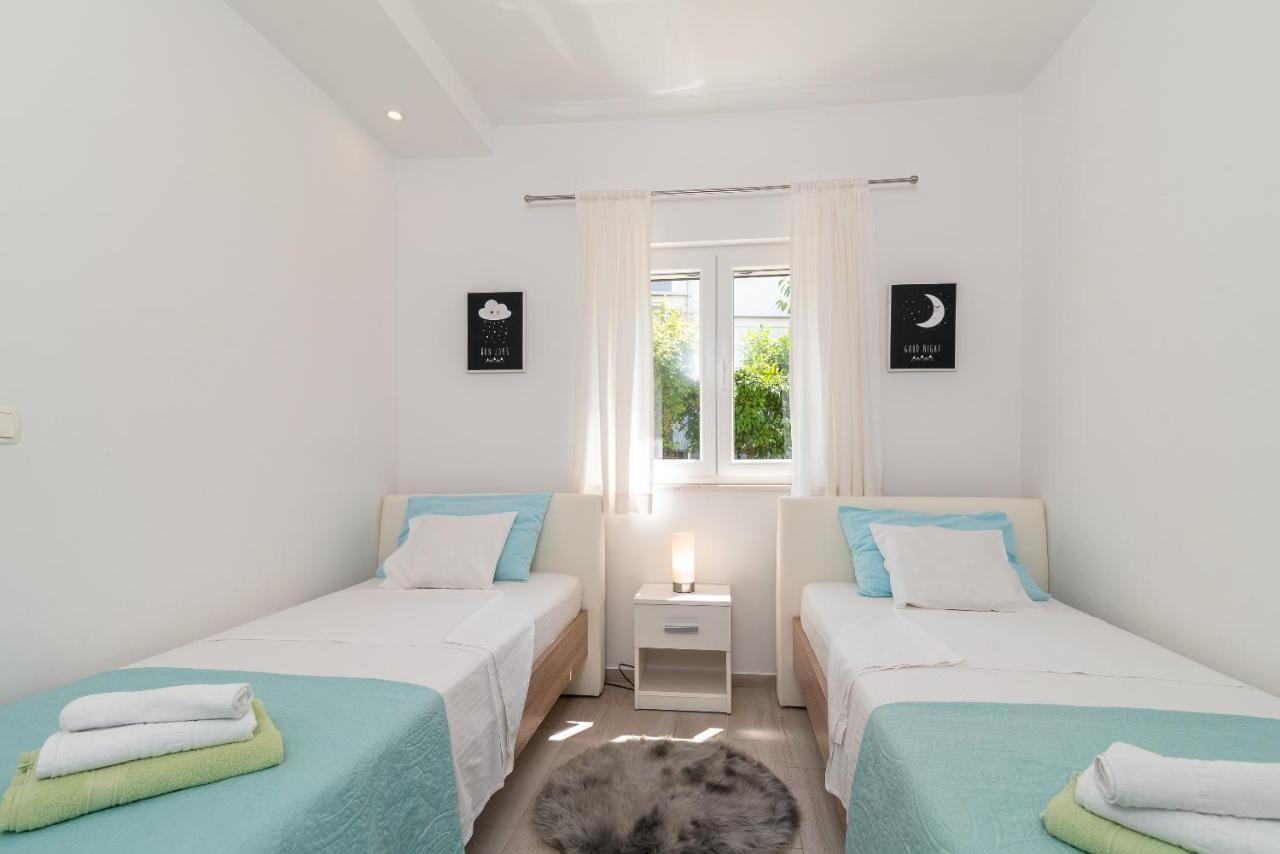 Apartment Ela โตรกีร์ ภายนอก รูปภาพ