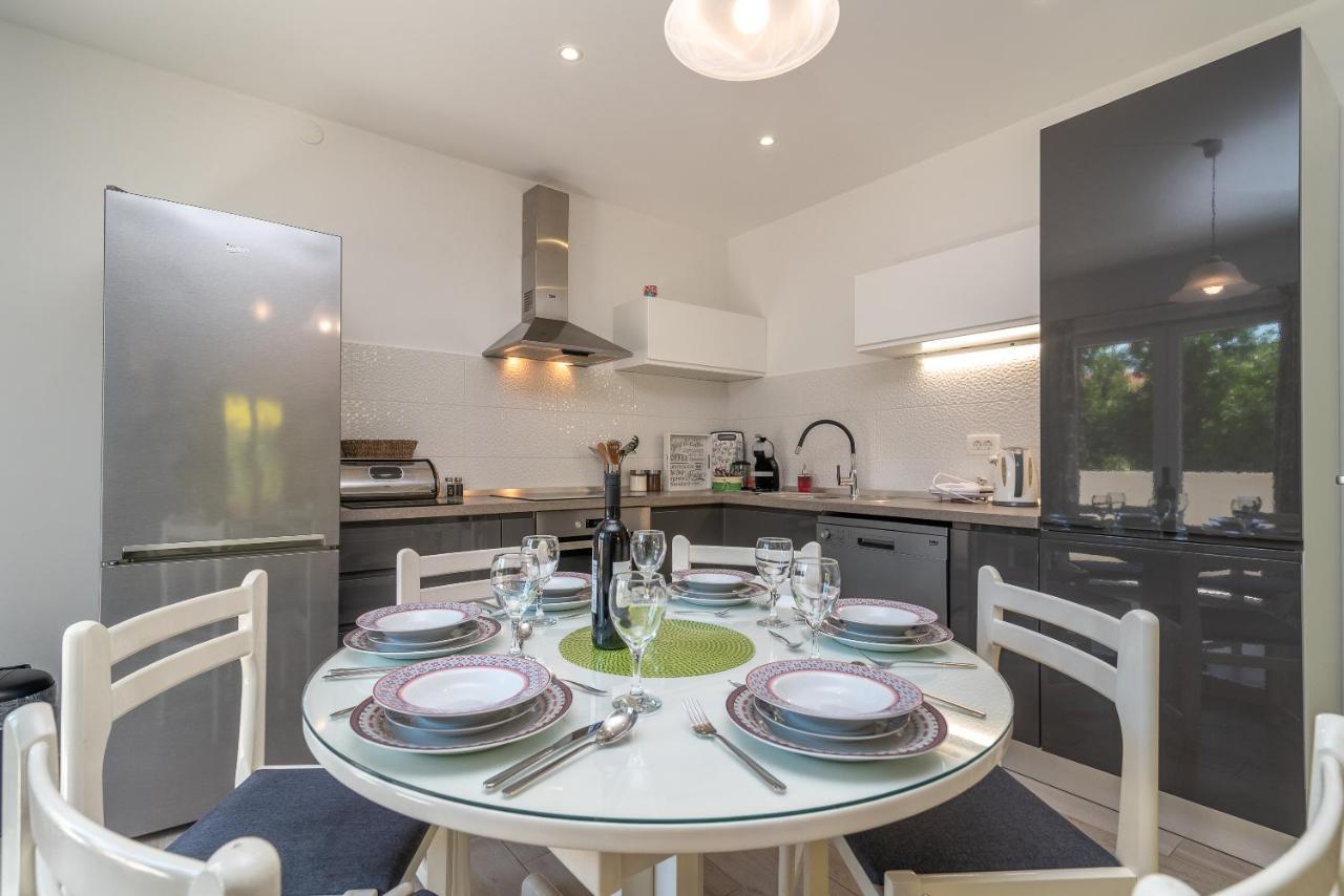 Apartment Ela โตรกีร์ ภายนอก รูปภาพ
