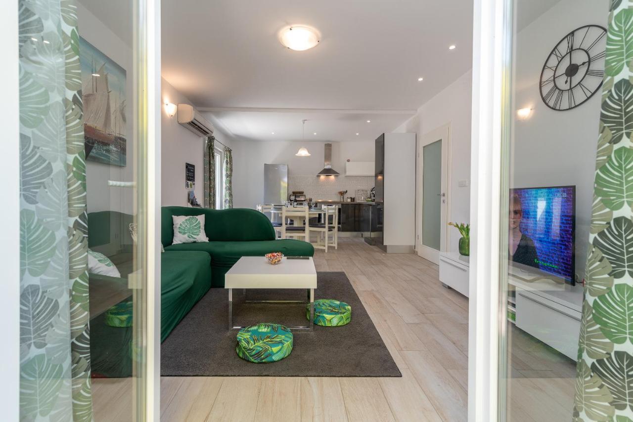 Apartment Ela โตรกีร์ ภายนอก รูปภาพ