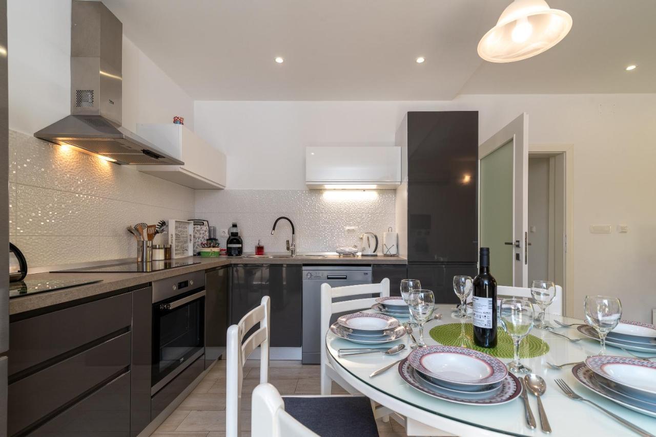 Apartment Ela โตรกีร์ ภายนอก รูปภาพ